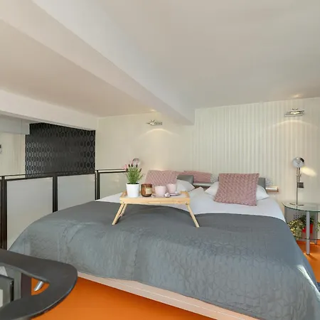 Apartament Apartament Przyszlosci Z Dwiema Sypialniami W Krakowie By Renters *